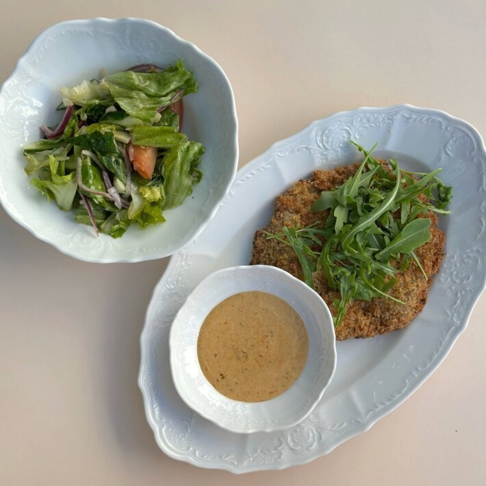 Шницель из свинины с овощным салатом и соусом Тоннато