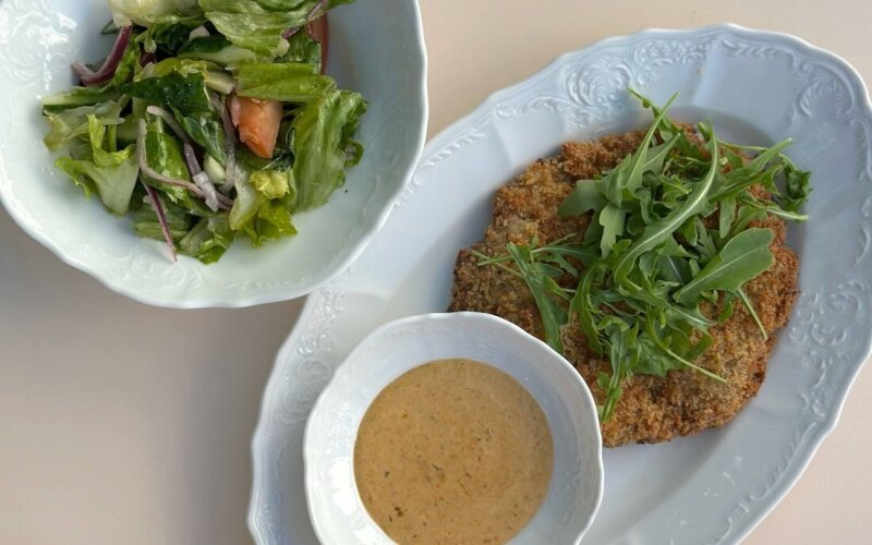 Шницель из свинины с овощным салатом и соусом Тоннато