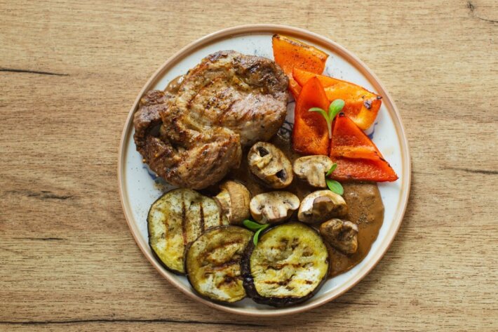 Стейк из свинины с авторским соусом и овощами на гриле