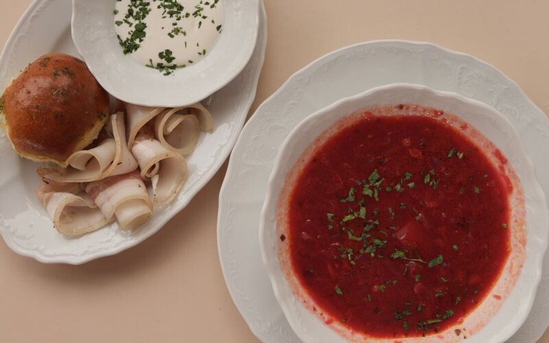 Борщ с говядиной и чесночными пампушками