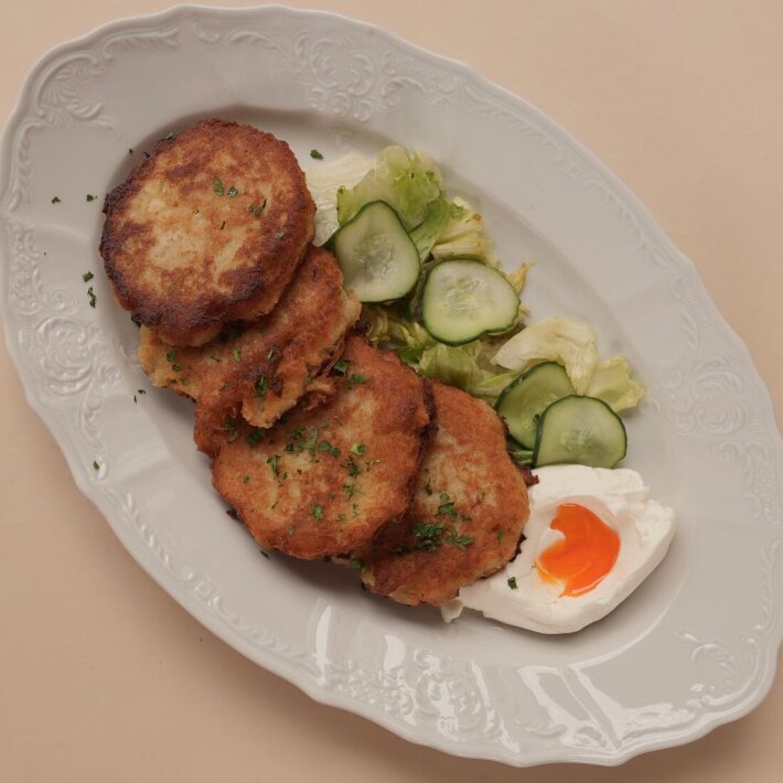 Драники со сметаной и зеленым салатом
