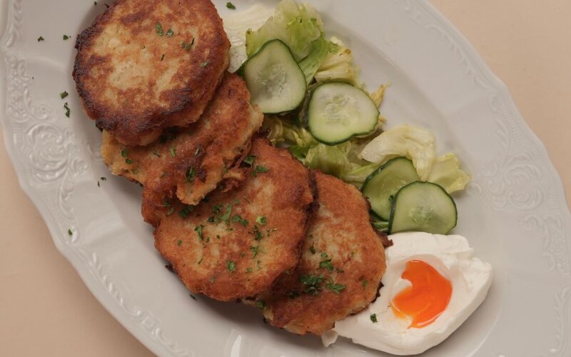 Драники со сметаной и зеленым салатом