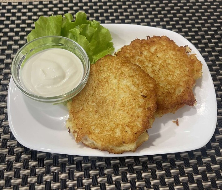 Оладьи картофельные с мясом и сметаной