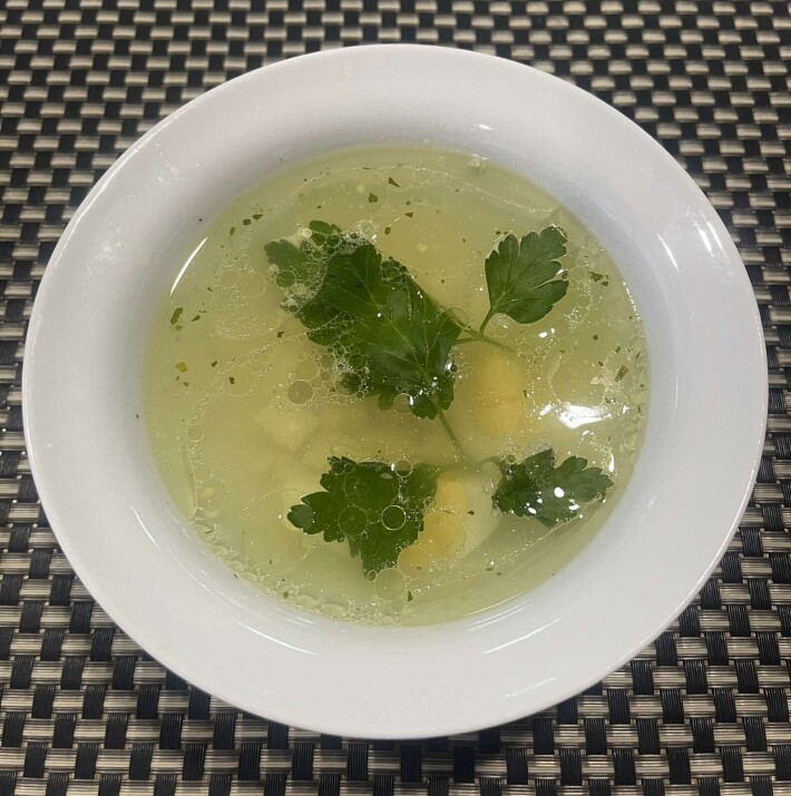 Консоме с яйцами и цыплятами