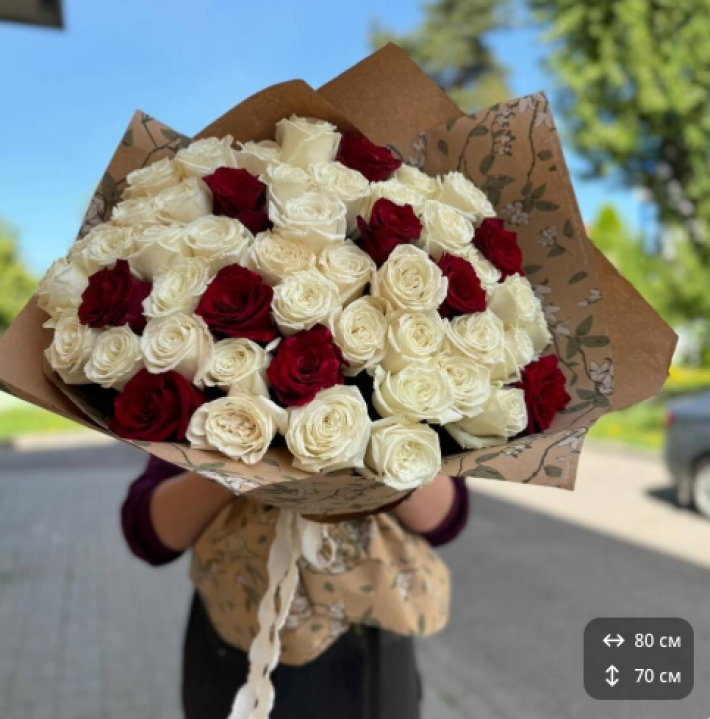 Букет из 51 красно-белой розы