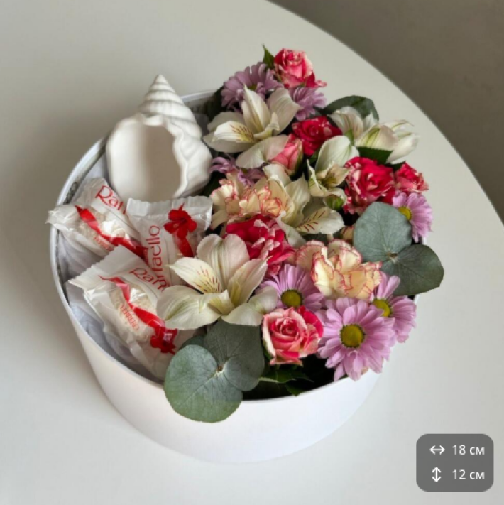 Композиция с цветами и подарками