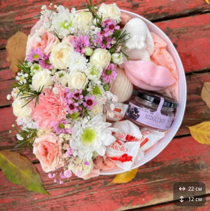 Композиция «Зайка» с цветами и подарками