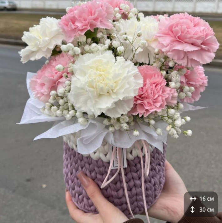 Вязаная корзина с диантусами и гипсофилой