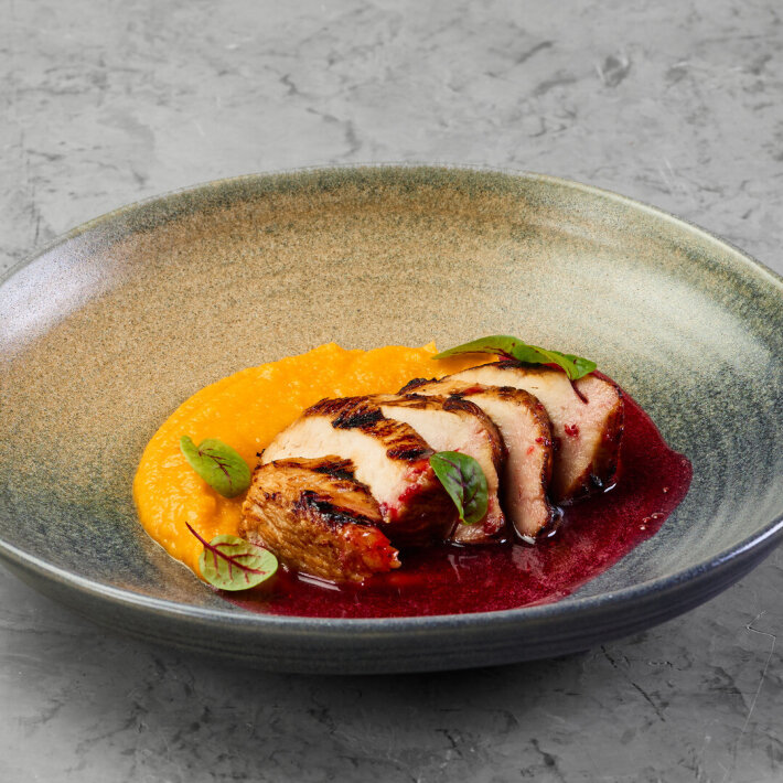 Индейка в маринаде с соусом из клюквы