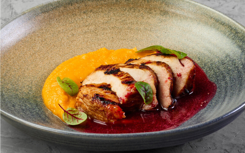 Индейка в маринаде с соусом из клюквы