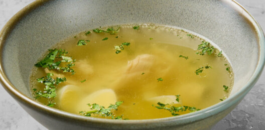 Бульон с разварной курицей, лапшой и перепелиным яйцом