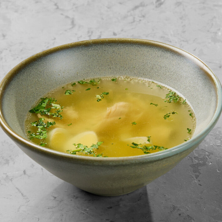 Бульон с разварной курицей, лапшой
и перепелиным яйцом