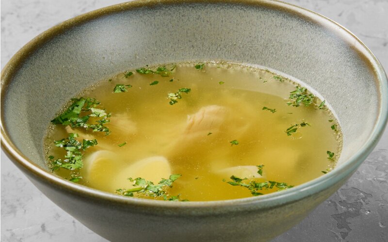 Бульон с разварной курицей, лапшой
и перепелиным яйцом