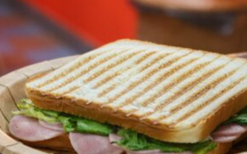 Сэндвич «Классический» с сыром и ветчиной