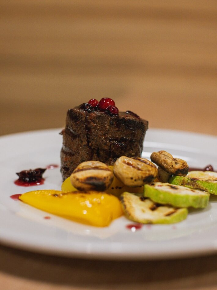 Миньон из говядины с овощами гриль