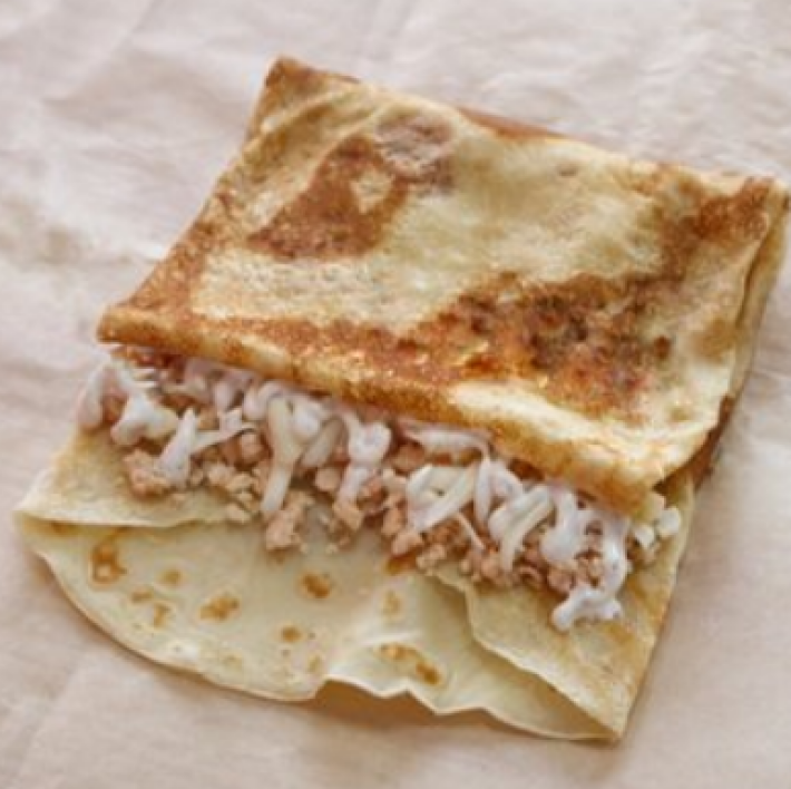 Блинчик с курицей, сыром и соусом на выбор