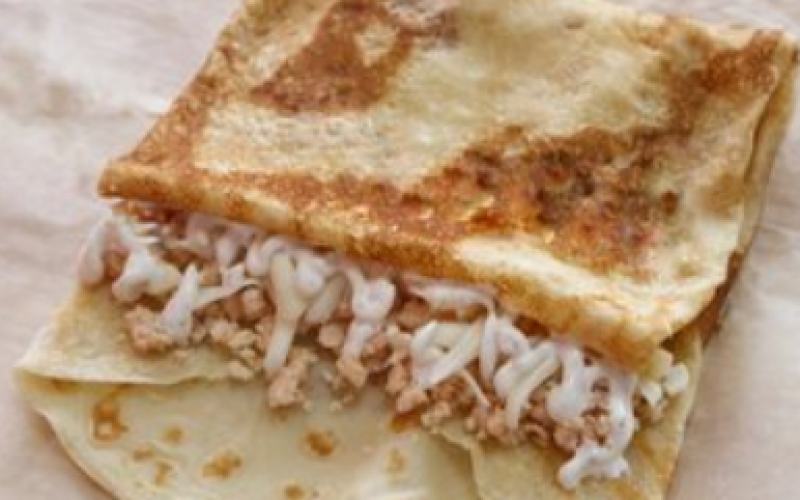 Блинчик с курицей, сыром и соусом на выбор