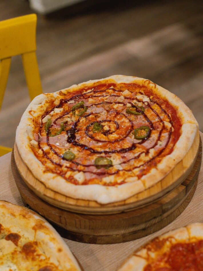 Пицца «Мясная» с соусом «Барбекю»