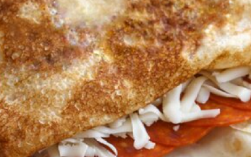 Блинчик с пепперони и сыром