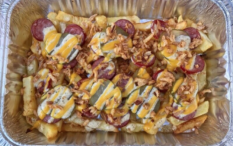 Картофель «Из печи» с баварскими колбасками и огурцом