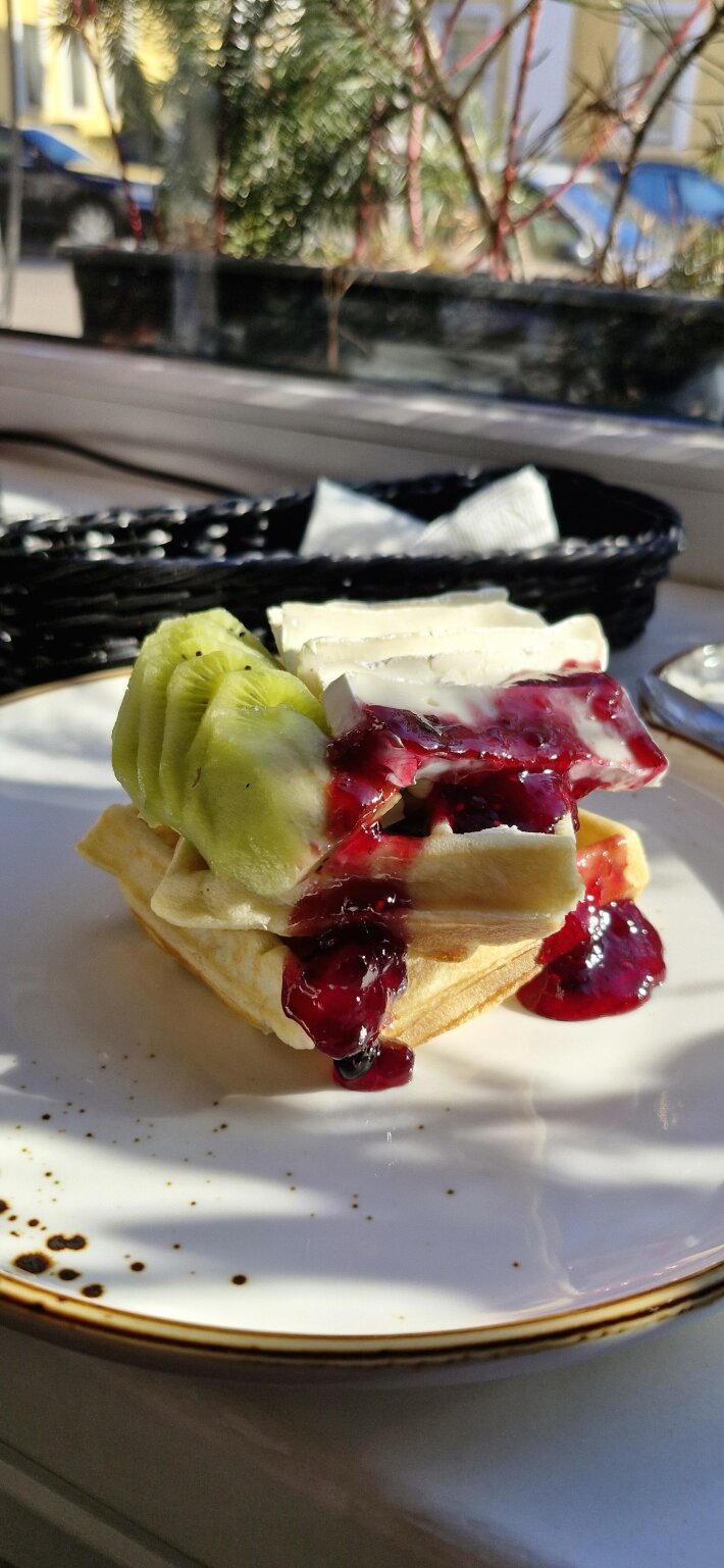 Вафли с сыром «Бри» и ягодами