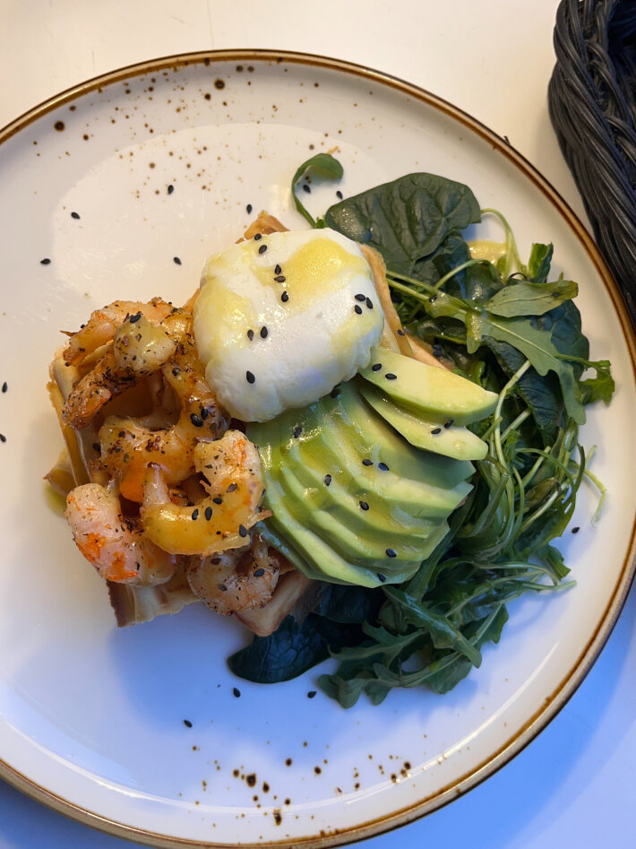 Вафли с креветками и яйцом-пашот