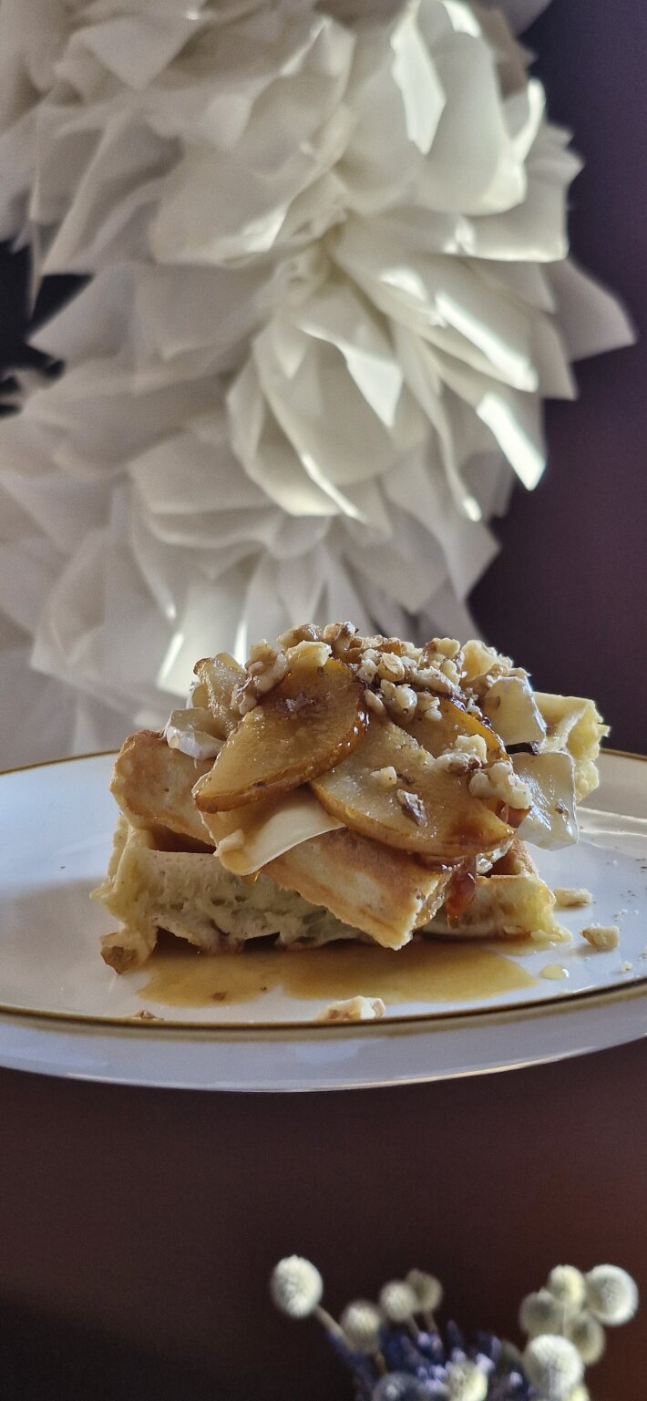 Вафли с грушей и сыром «Бри»