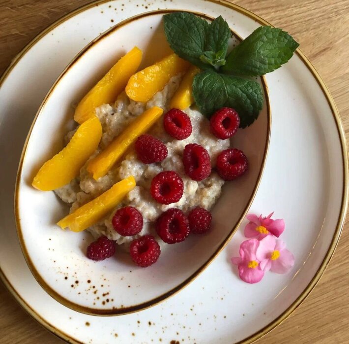 Каша овсяная с персиком и малиной