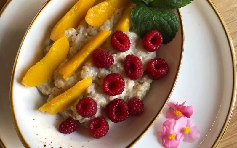 Каша овсяная с персиком и малиной