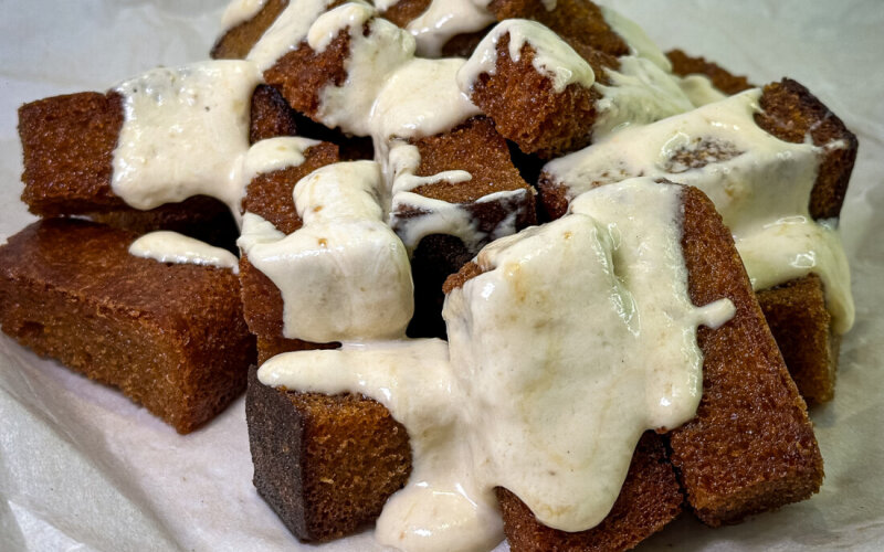 Гренки в сливочно-сырном соусе