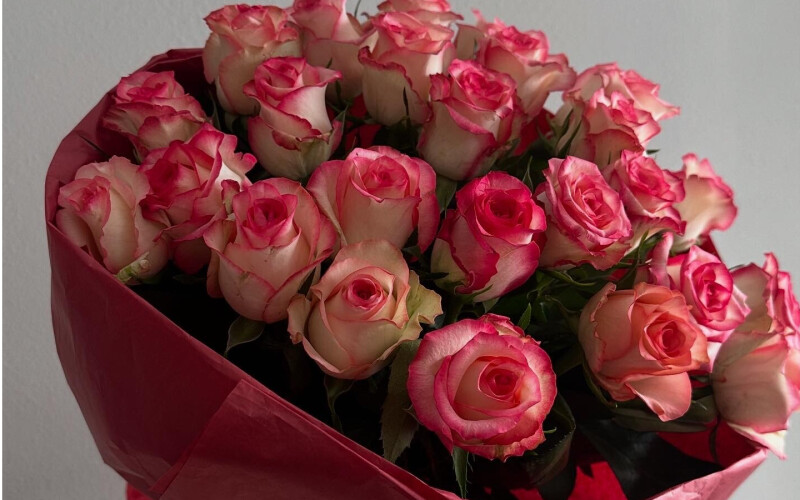 Букет из 25 алых роз