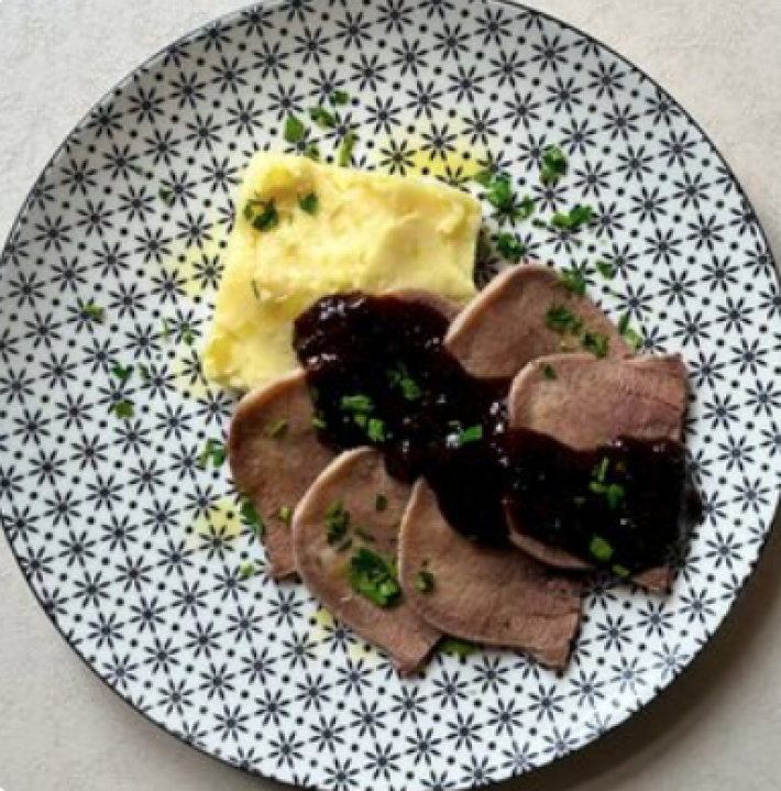 Язык отварной с картофельным пюре