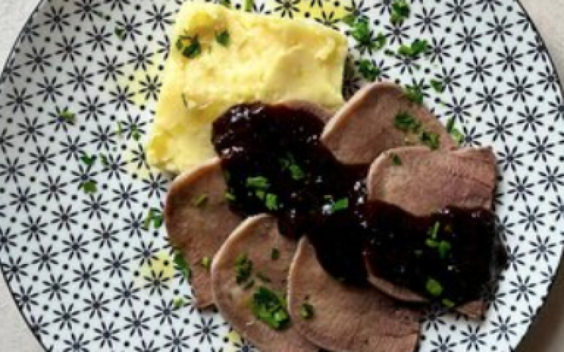 Язык отварной с картофельным пюре