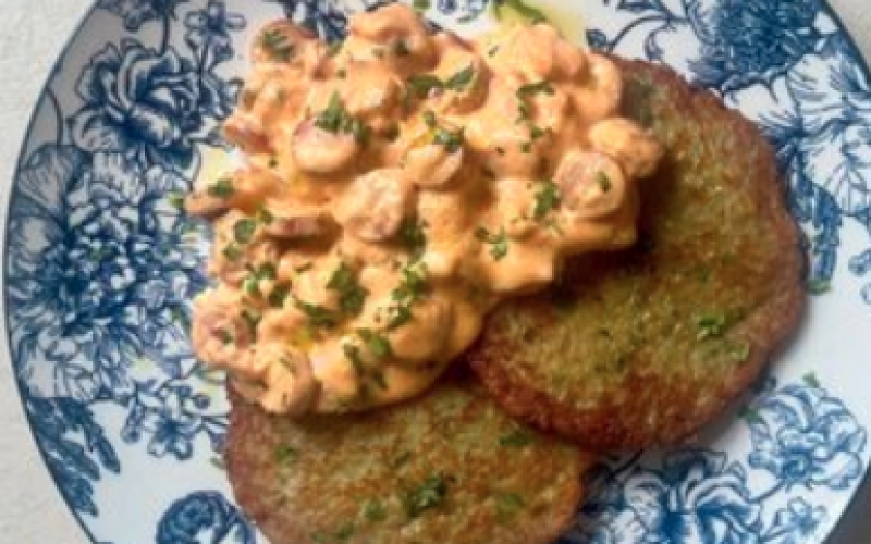 Драники с мачанкой из грудинки и колбасок