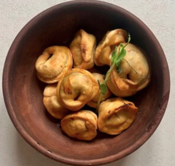 Пельмени жареные с курицей, грибами и луком