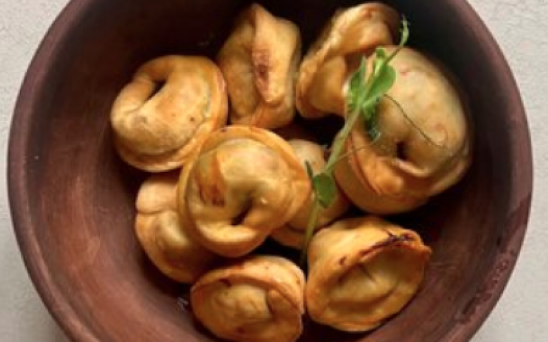 Пельмени жареные с курицей, грибами и луком