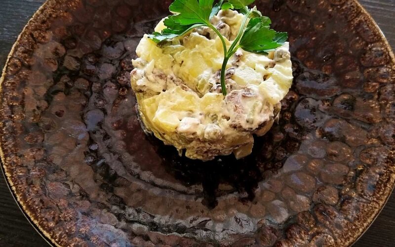 Салат мясной с говядиной