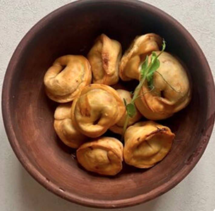 Пельмени жареные с картофелем, шампиньонами и луком