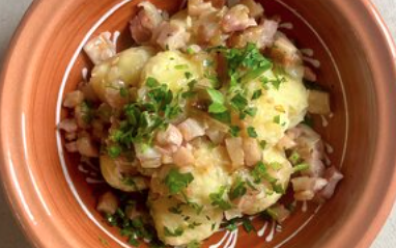 Клецки отварные с грудинкой и жареным луком