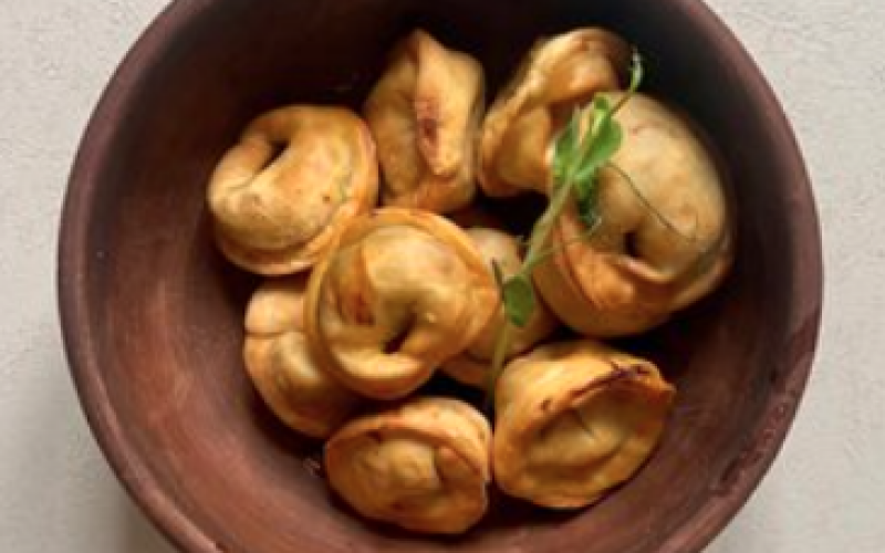 Пельмени жареные с капустой шампиньонами и луком