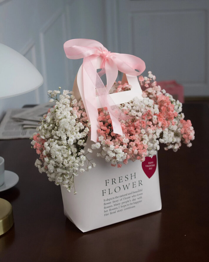 Корзинка с гипсофилой «Happy Valentines Day»