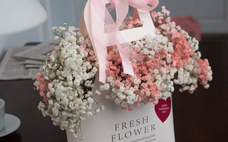 Корзинка с гипсофилой «Happy Valentines Day»