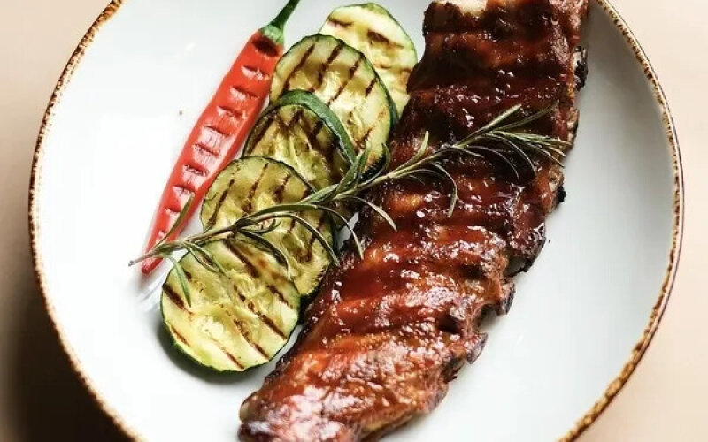 Свиные ребрышки с цукини