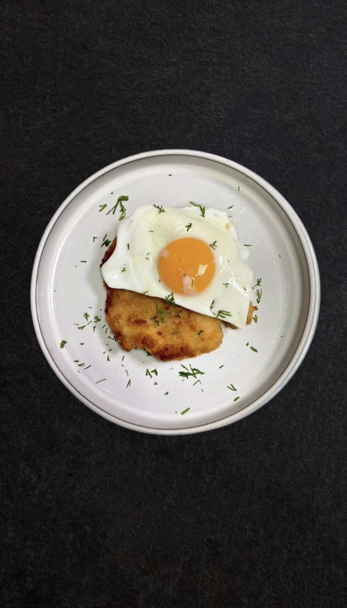 Шницель из свинины с куриным яйцом