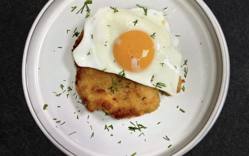 Шницель из свинины с куриным яйцом