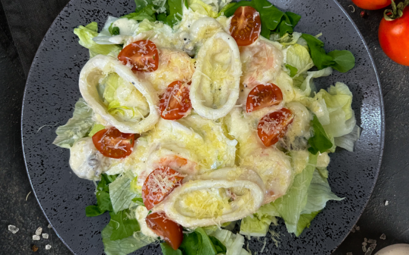 Теплый салат с морепродуктами