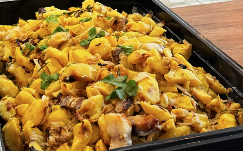 Картофель, запеченный с салом и луком