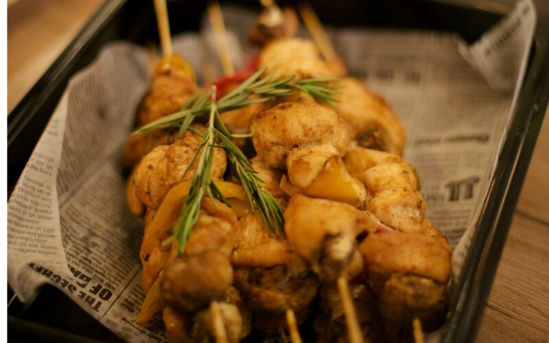 Шашлык с курицей, перцем и грибами