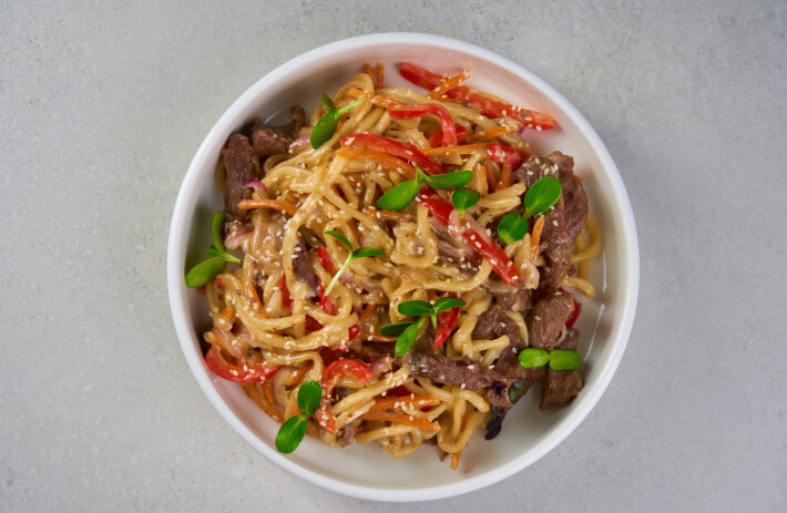 Wok лапша с говядиной
