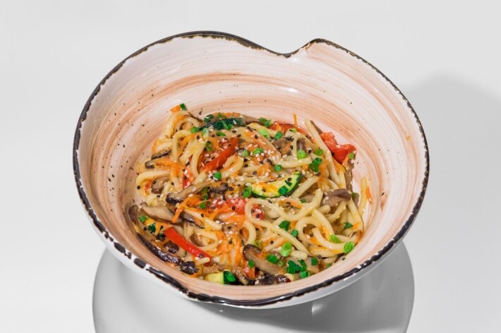 Лапша удон с грибами шиитаке и ореховым соусом